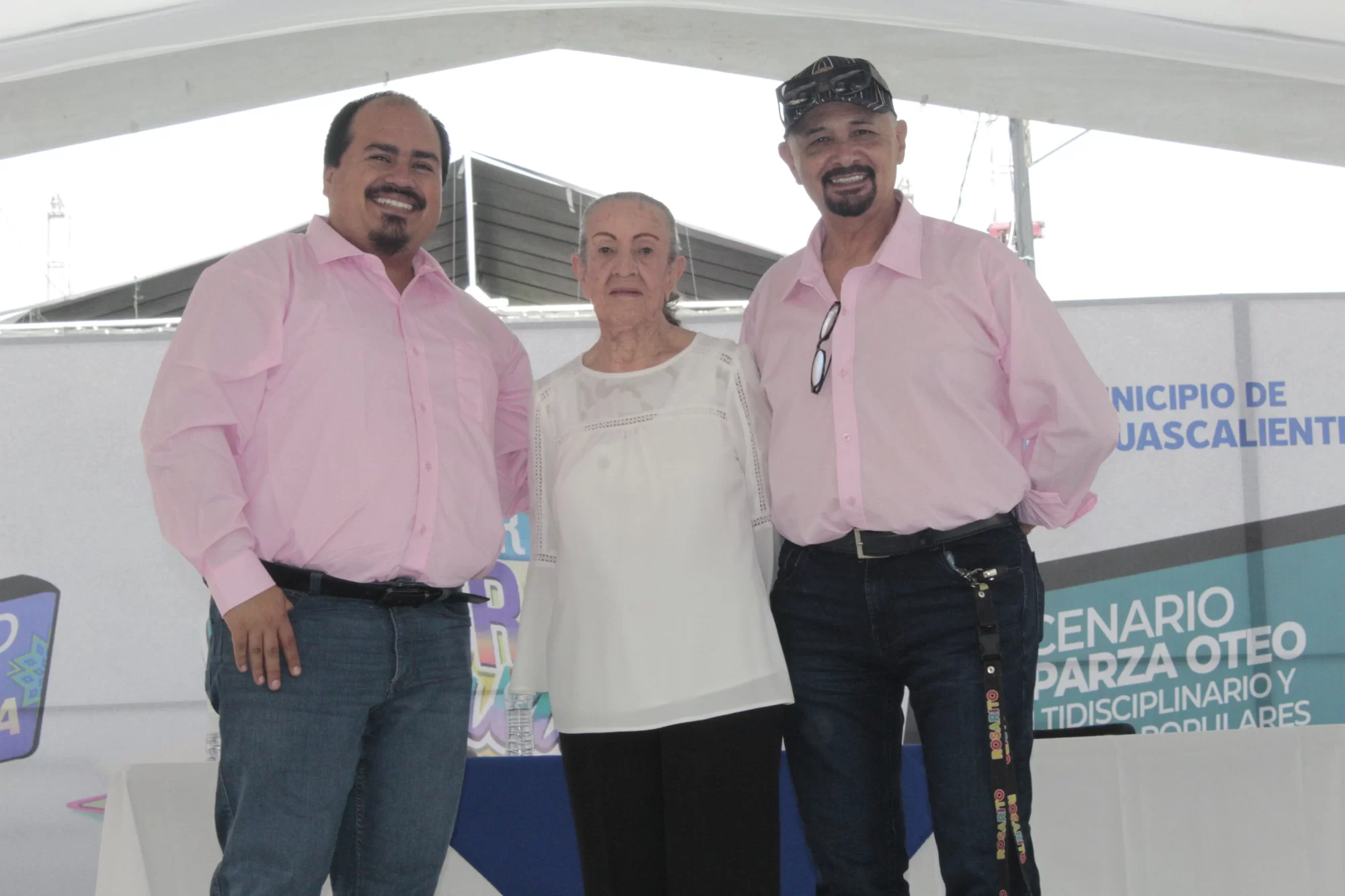 Los maestros Angel Sanchez Carrillo y Jorge Alfredo Rodriguez con la creadora de la coreografia de la pelea de gallos Maria Elena Cardona