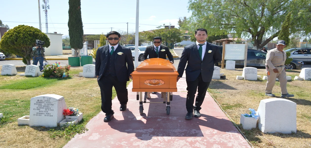 Los restos de Berenice Giles al hacer su arribo a su ultima morada 5