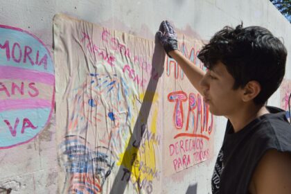 Se manifiesta comunidad trans en Aguascalientes, pegando pancartas frente a Palacio Municipal