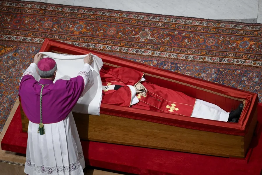 Papa Francisco feretro1