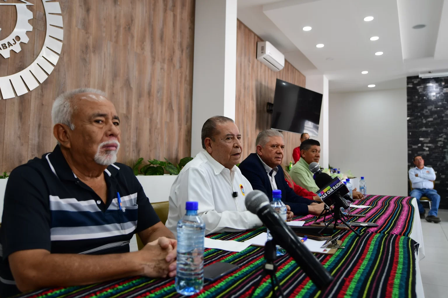 "Para eso estamos los sindicatos, para obligar a que se cumpla ese mandato" dijo el líder cetemista Alfredo González