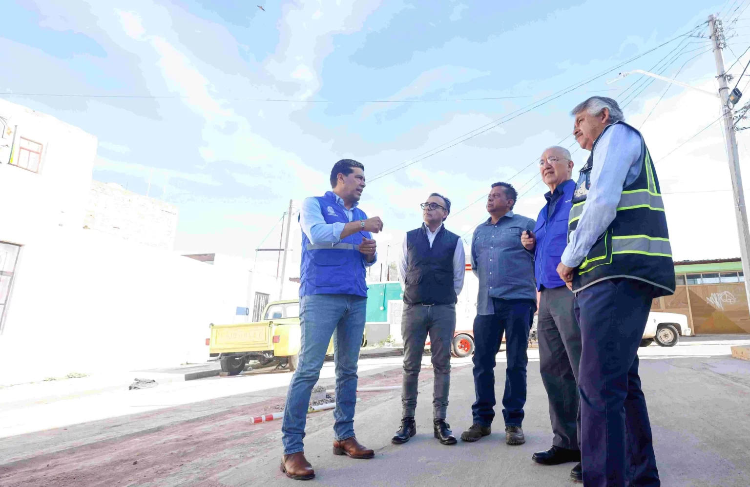 El presidente municipal Leo Montañez supervisa obras en colonia del Carmen