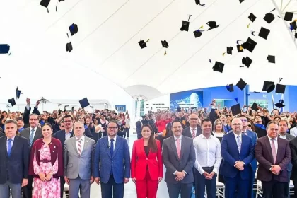 Fernando Herrera, rector de la UTMA, felicitó a los egresados y agradeció la presencia de la gobernadora