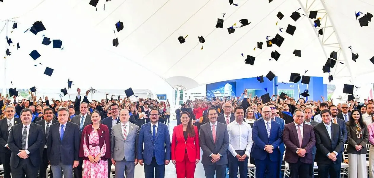 Fernando Herrera, rector de la UTMA, felicitó a los egresados y agradeció la presencia de la gobernadora