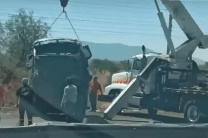 Choque entre camiones deja caos vial en la 45 sur