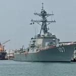 "Destructor USS Gravely atracando en el puerto de Veracruz con marines estadounidenses desembarcando."
