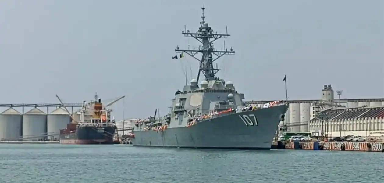 "Destructor USS Gravely atracando en el puerto de Veracruz con marines estadounidenses desembarcando."