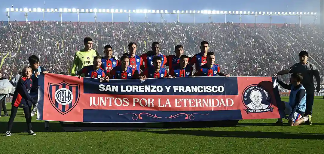 "San Lorenzo de Almagro honra al papa Francisco anunciando que su nuevo estadio llevará su nombre."