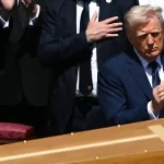 "El funeral del papa Francisco, con miles de asistentes y líderes internacionales presentes."