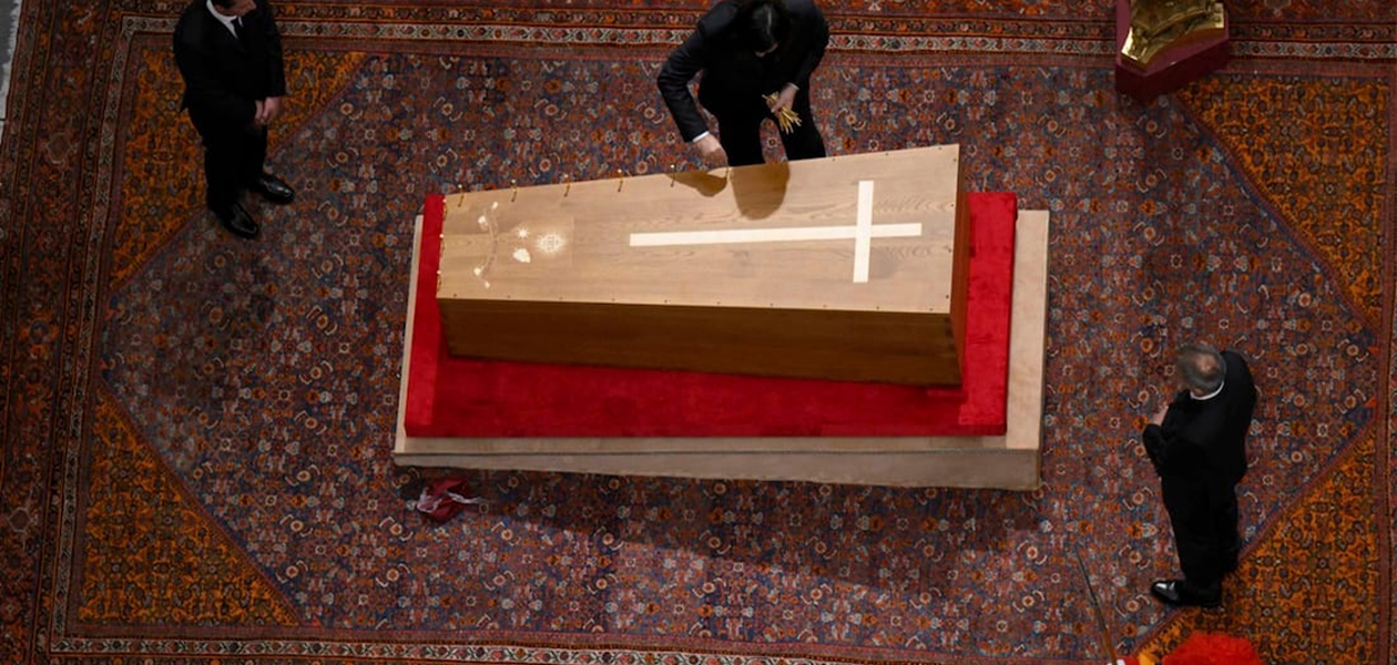 Se llevó a cabo la solemne ceremonia de cierre del féretro del papa Francisco