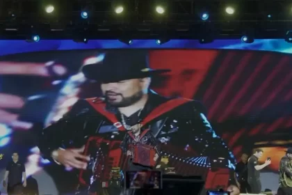 Los Alameños de la Sierra en pleno concierto en el Foro de las Estrellas Mazda durante la Feria de San Marcos 2025.