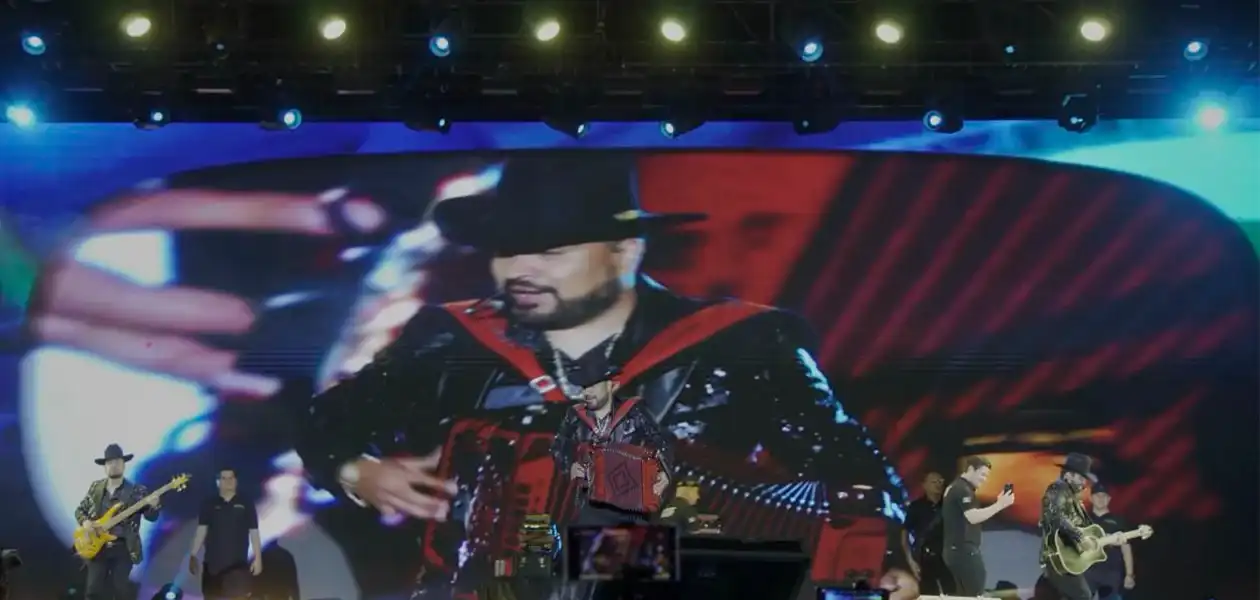 Los Alameños de la Sierra en pleno concierto en el Foro de las Estrellas Mazda durante la Feria de San Marcos 2025.