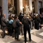 Cardenales y fieles reunidos en la Basílica de Santa María la Mayor durante el homenaje al Papa Francisco.