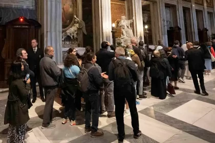 Cardenales y fieles reunidos en la Basílica de Santa María la Mayor durante el homenaje al Papa Francisco.