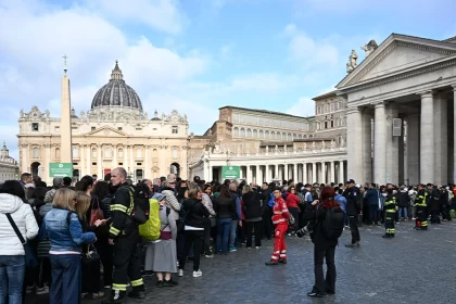 Fieles acuden a despedir al papa Francisco