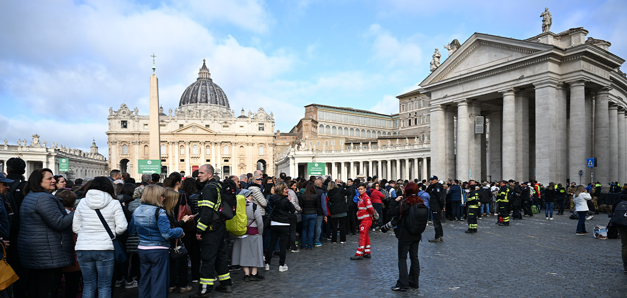 Fieles acuden a despedir al papa Francisco