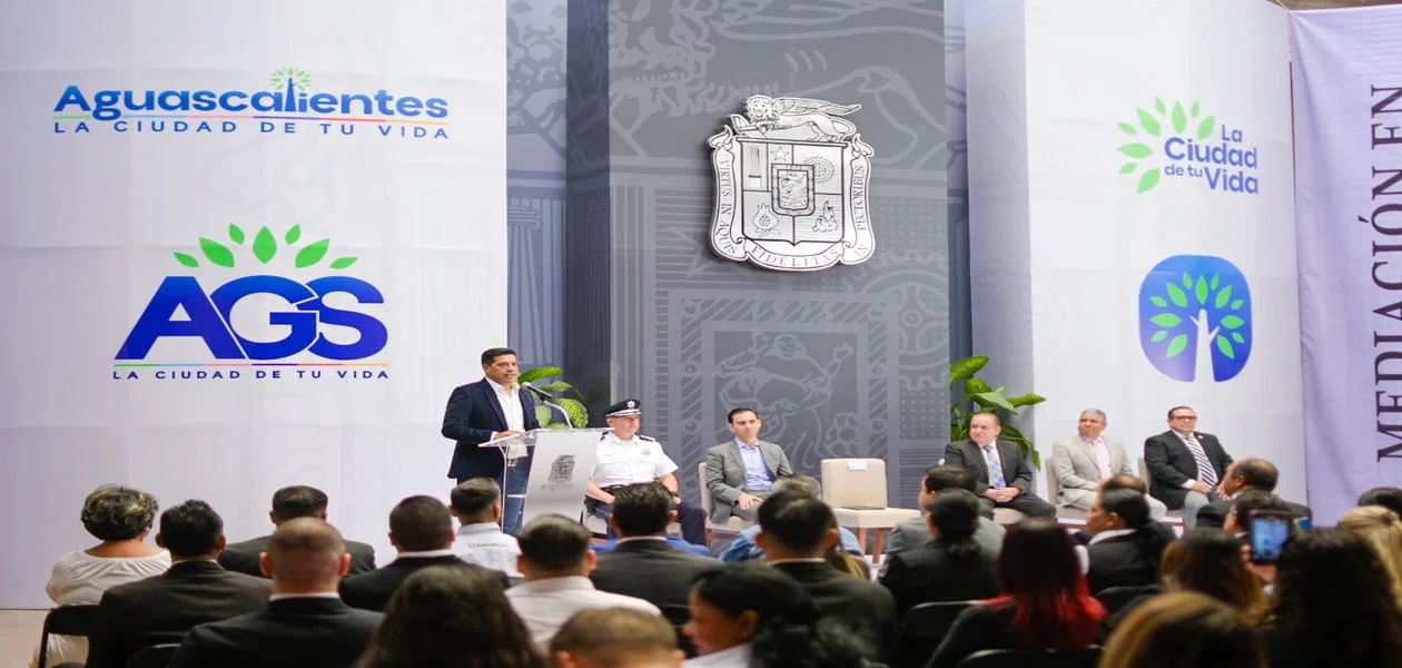 El alcalde Leo Montañez encabezó la entrega de papeles de los egresados