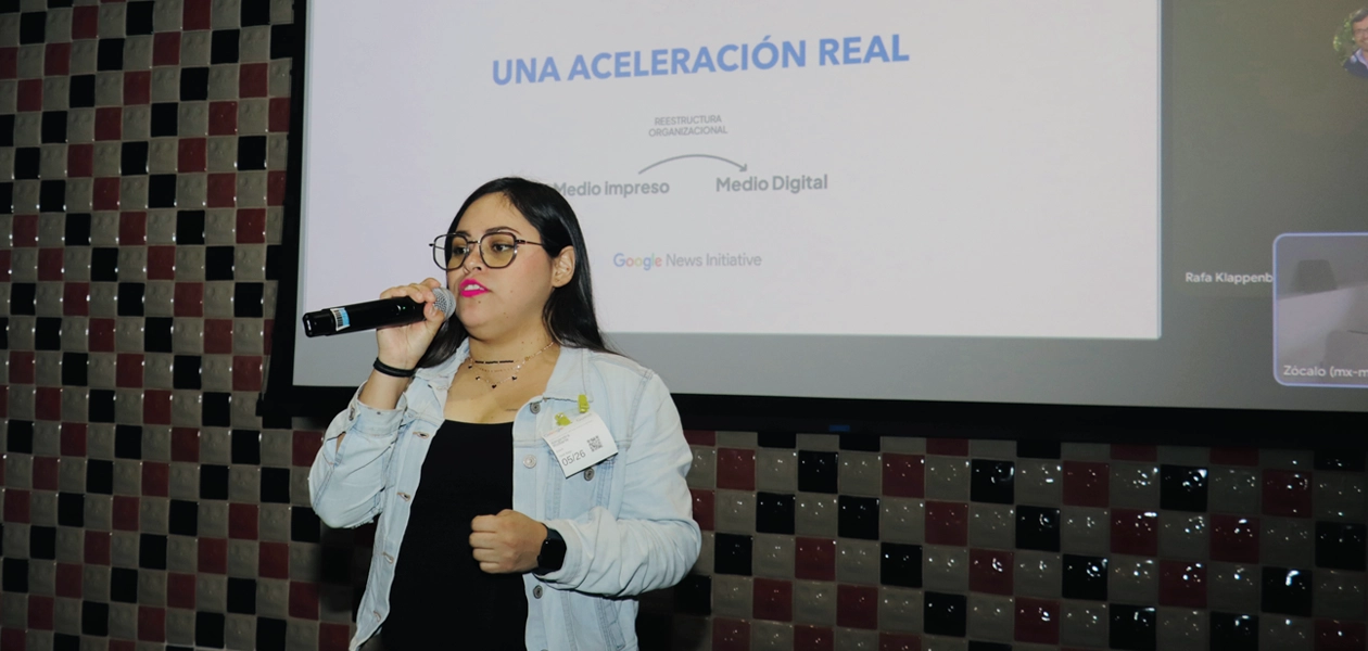 Alejandra Luna como representante de Hidrocalidodigital expuso los puntos importantes en la transisicon del medio impreso a la prensa digital