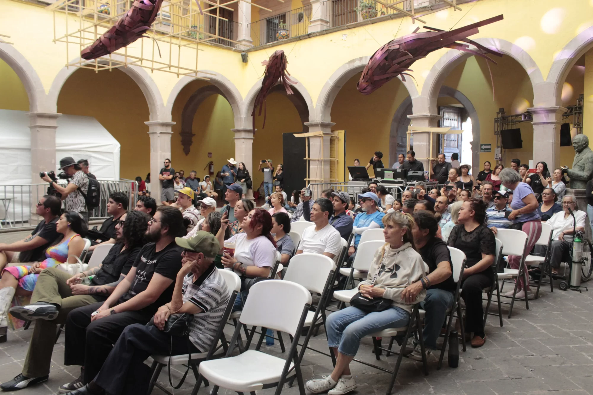 El publico se hizo presente en el cuartel del arte para escuchar a MDK y Ruines