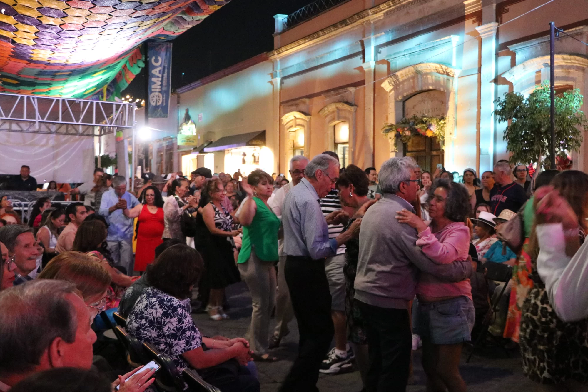 El publico se puso en ambiente con la Fiesta del Danzon