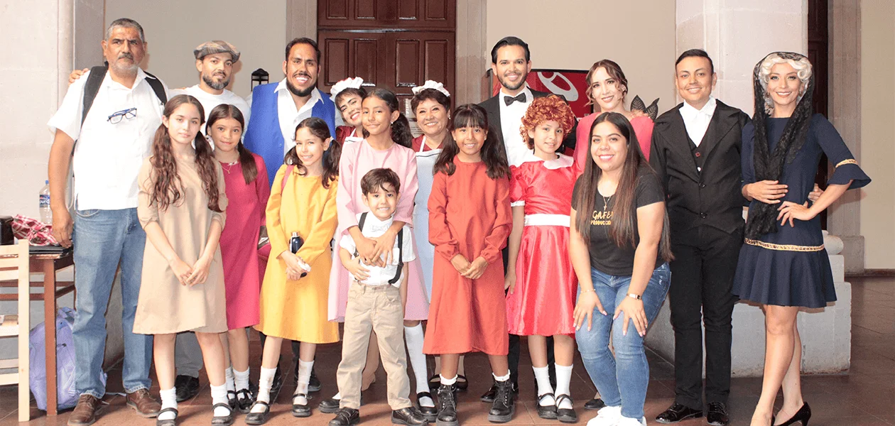 Elenco del musical Annie, la huerfanita que se presentó en Palacio Municipal
