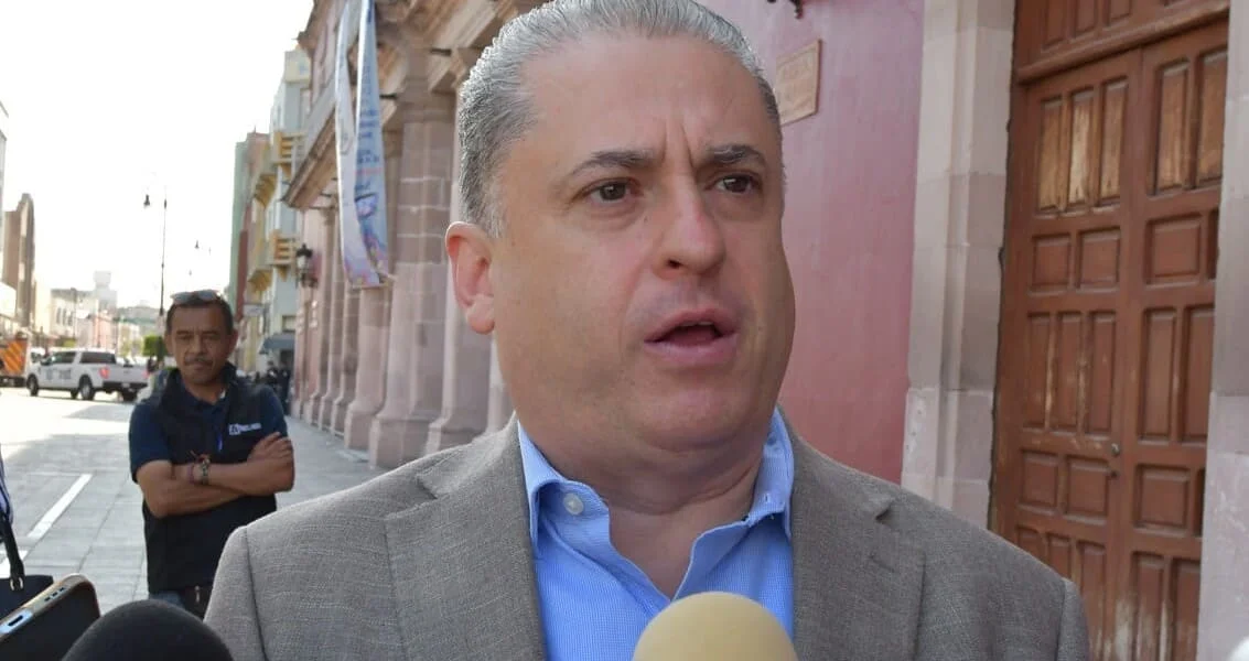 Analiza IEA el tema de sanciones a universidades que retrasen entrega de títulos