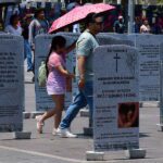 Colocan lápidas de los angelitos que han sido abortados