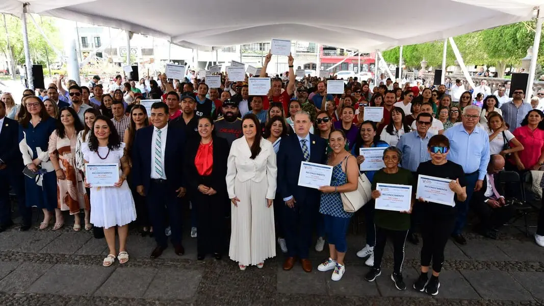 Entrega 318 medallas a académicos por diversos méritos.