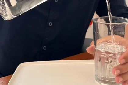 Médicos recomiendan beber 2.5 litros de agua al día