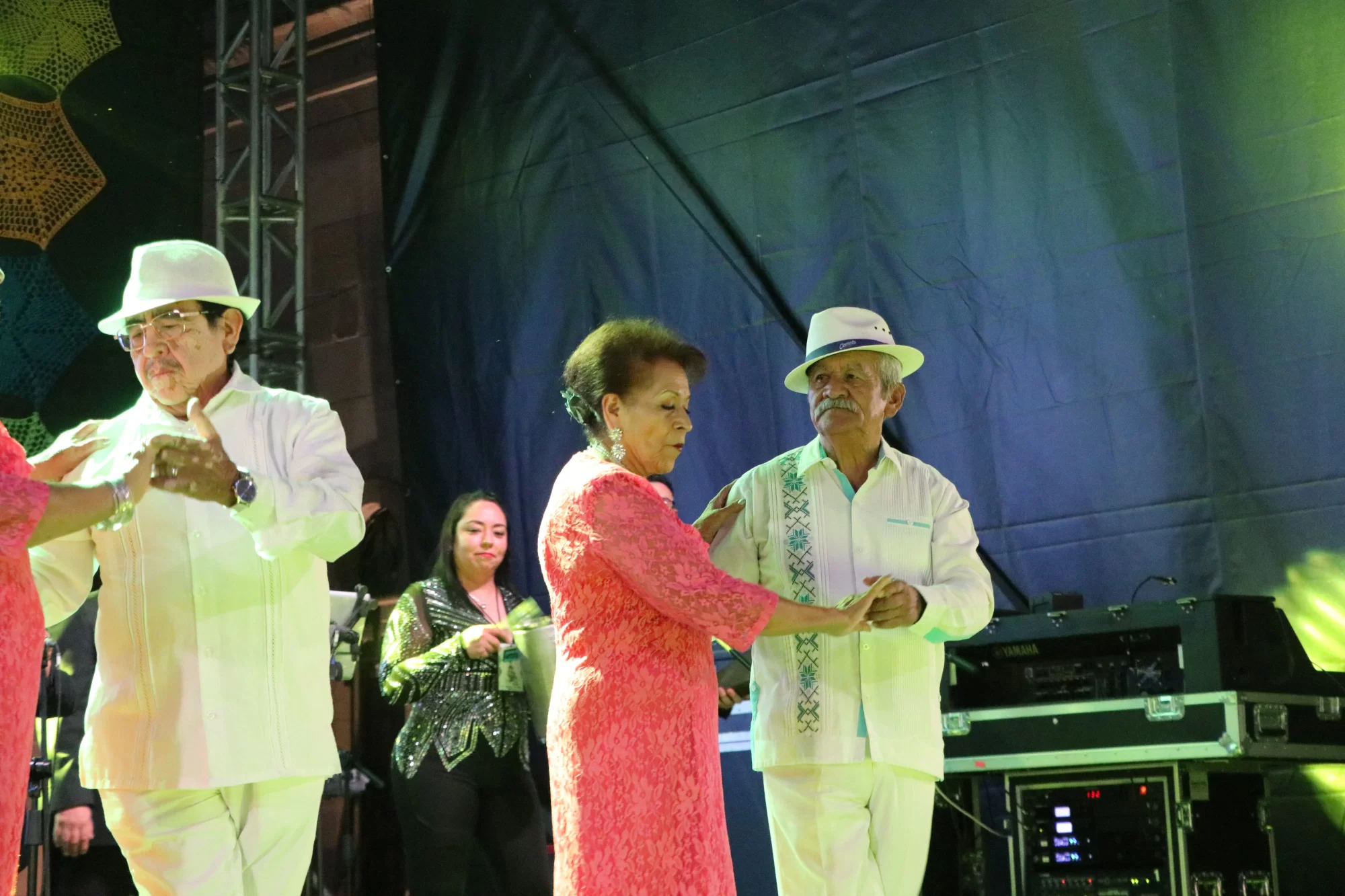 Integrantes de la Escuela Municipal de Danzon como siempre con una impecable ejecucion