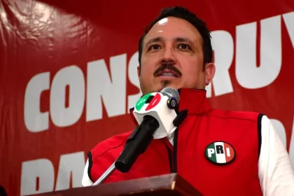 “Yo creo que lo deberían de buscar ellos es que si quieren tener una ofician digna como partido nuevo, pues que le pidan a sus diputados, en vez de andar comprando casas de 5 millones de dólares en el extranjero”.