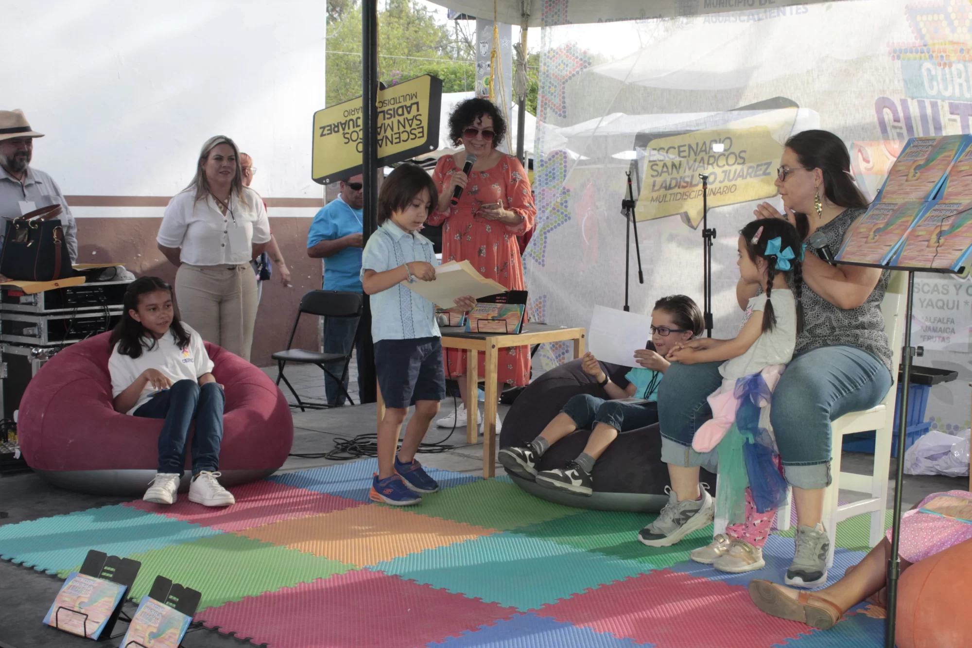 Los ninos fueron los protagonistas de la presentacion del libro Instrucciones para pintar un arcoiris