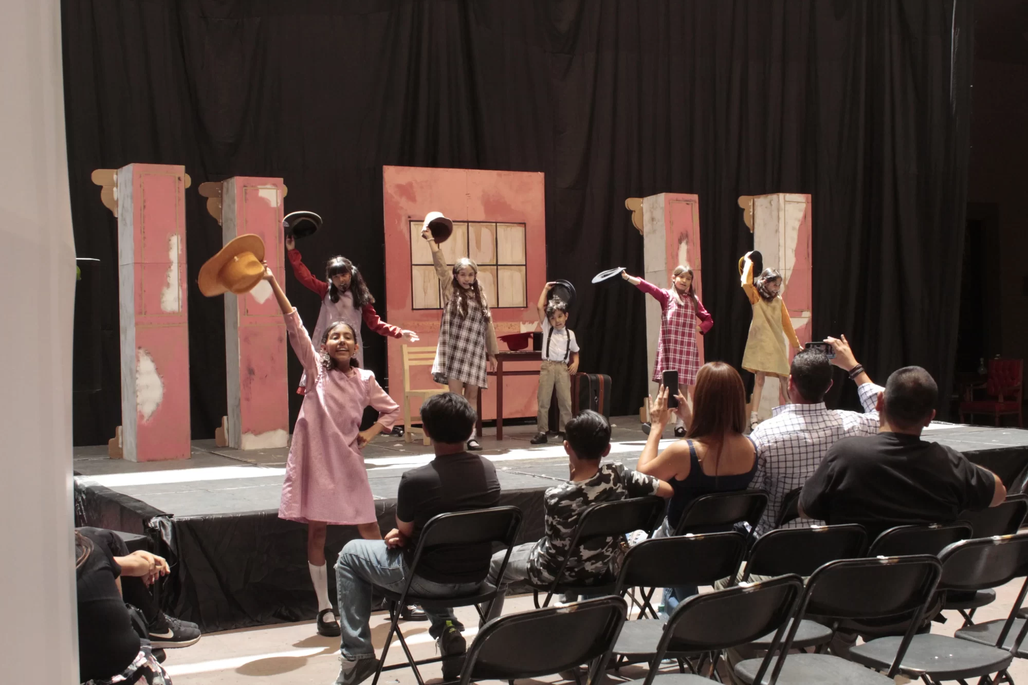 Los pequenos resalizaron una gran actuacion en Annie la huerfanita