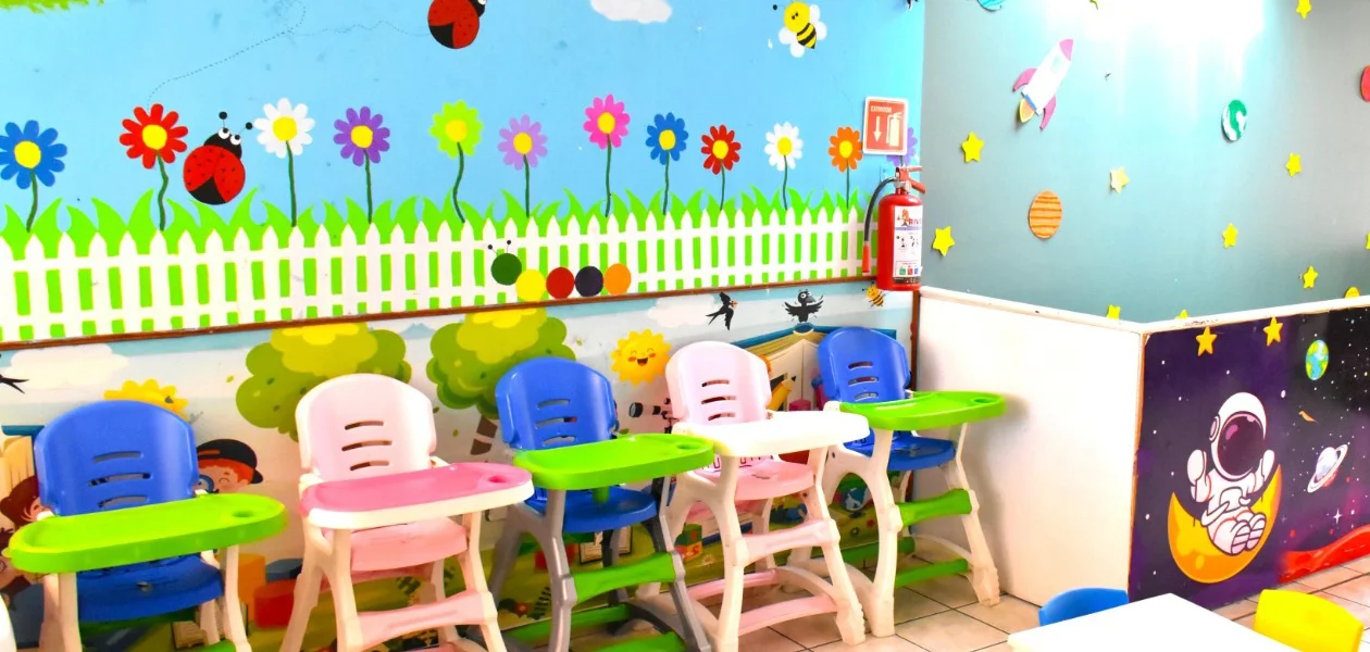 El programa permite que niñas y niños de entre 1 y 4 años reciban cuidado y atención mientras sus padres trabajan o estudian.