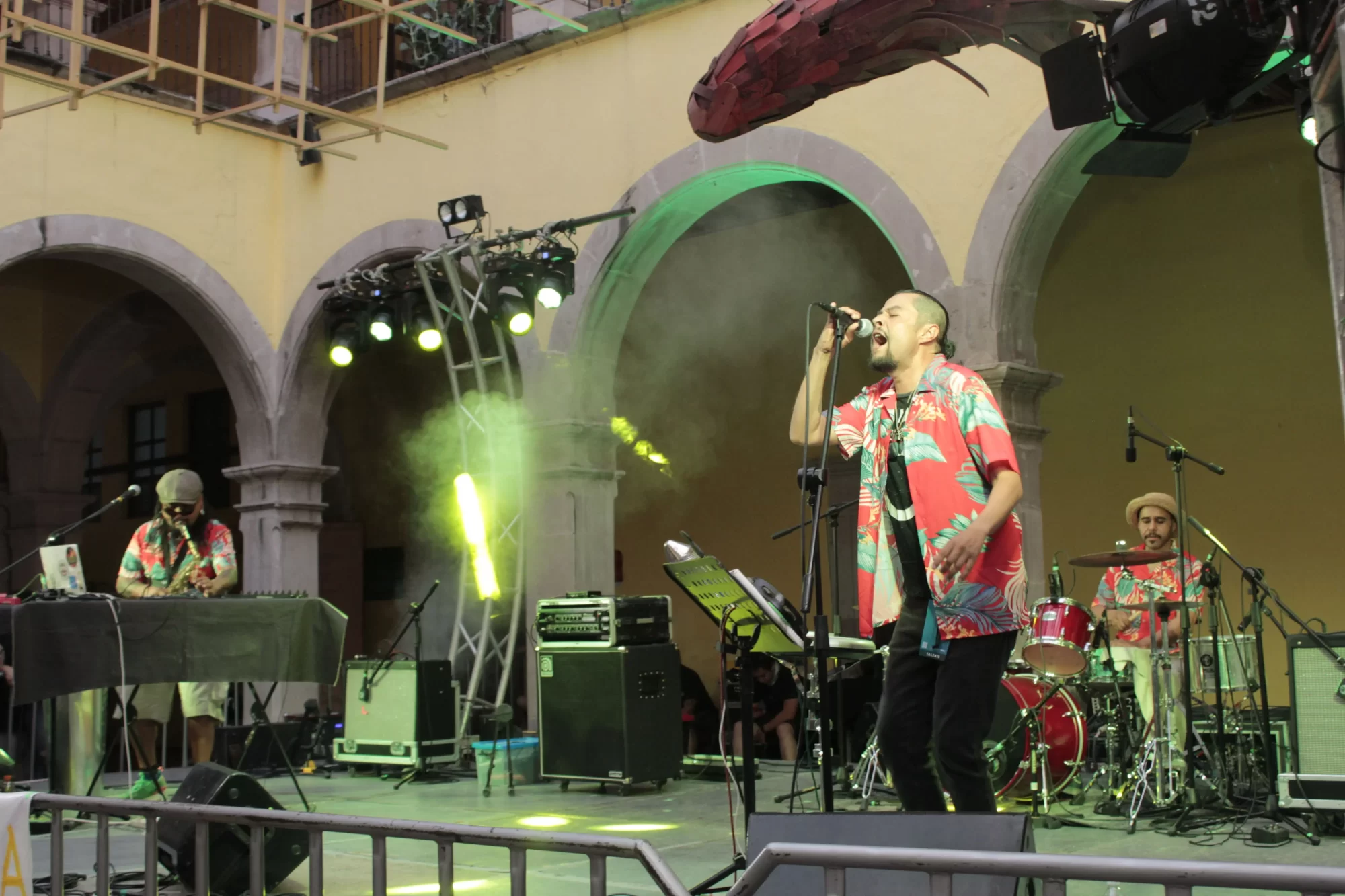 Morndongo Danzin Krew puso el ritmo en el escenario