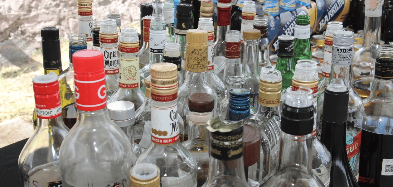 De acuerdo con Regulación Sanitaria, se han detectado y retirado de la Feria bebidas adulteradas