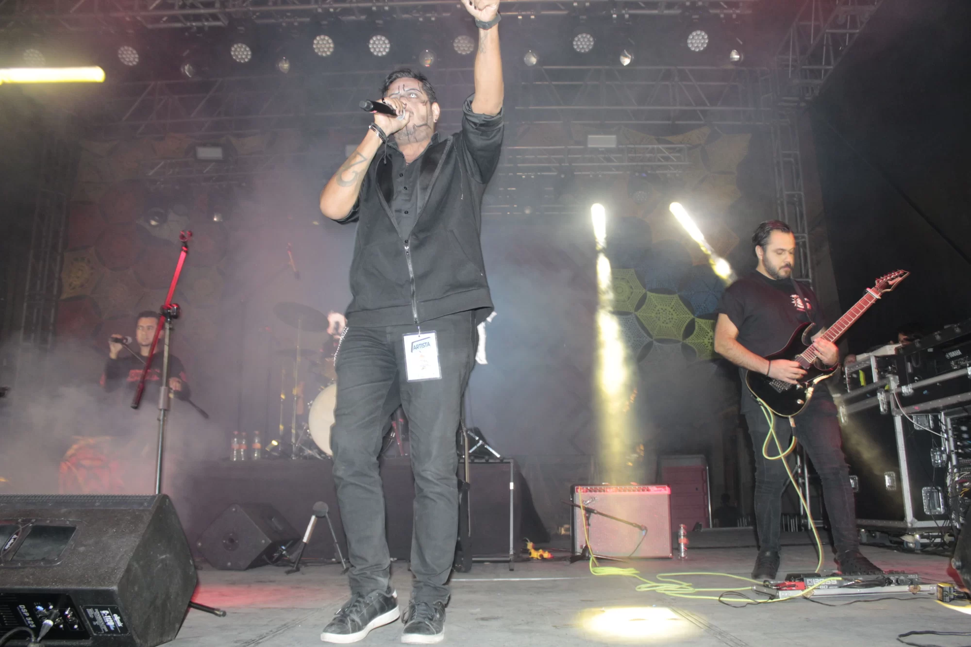 Spitout ofrecio un concierto renovado de puro metal