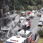 Tres tráileres y un vehículo particular se vieron involucrados en un fuerte accidente