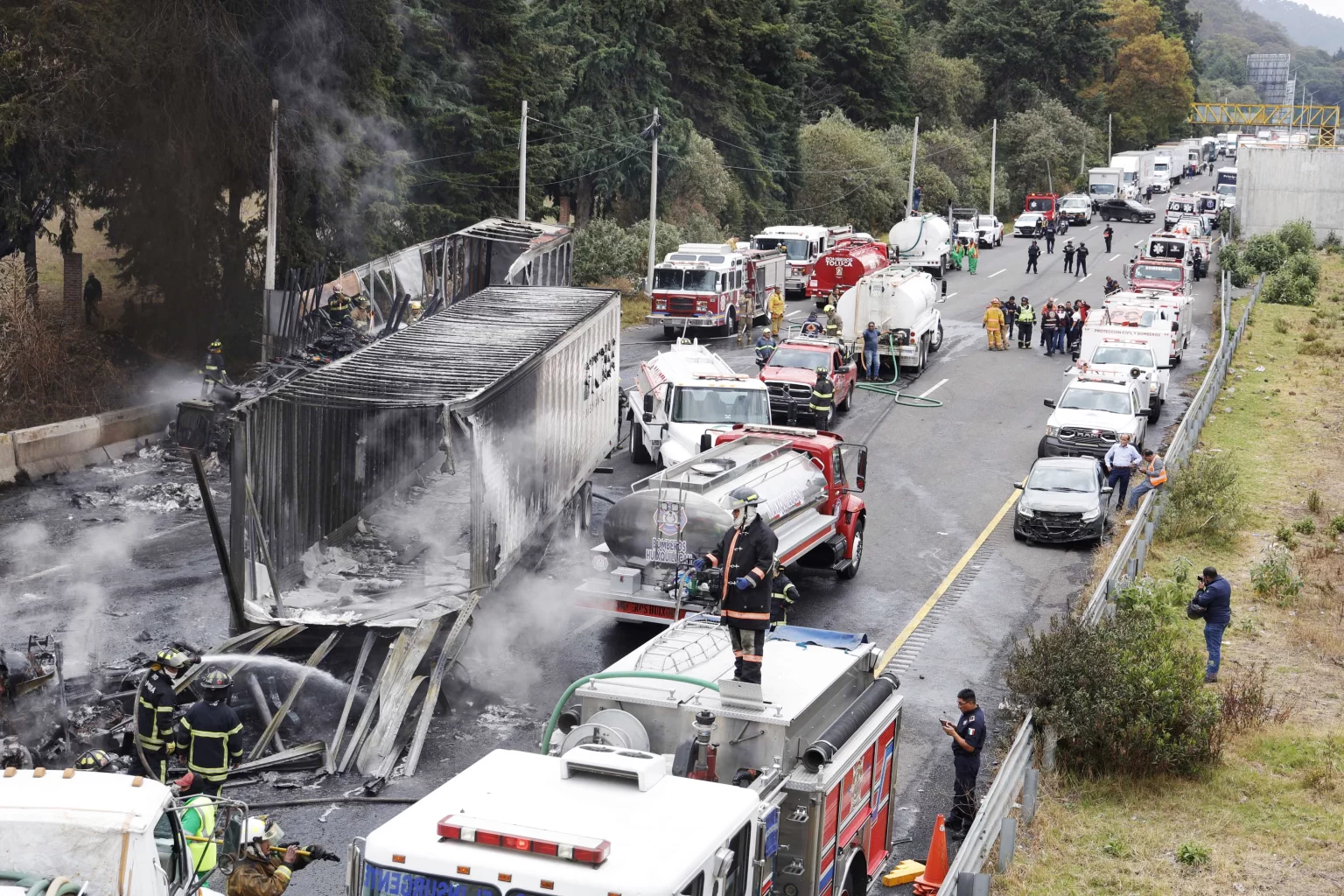 Tres tráileres y un vehículo particular se vieron involucrados en un fuerte accidente