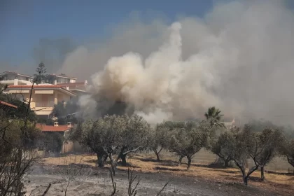 Grecia sigue bajo alerta por incendios, pese a que logran controlar uno en Atenas