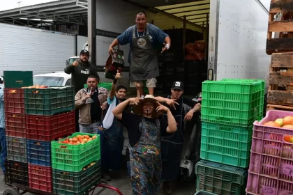 Llama alcalde a locatarios a denunciar cobro de piso