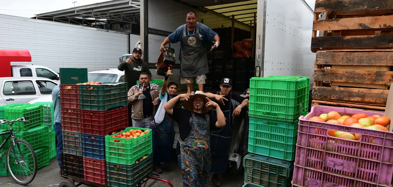 Llama alcalde a locatarios a denunciar cobro de piso