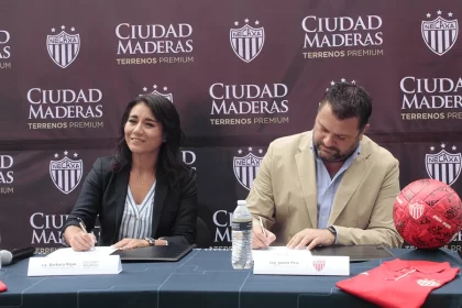 Bárbara Rojas, directora de mercadotecnia de Ciudad Maderas y Francisco Javier Pría director comercial de Club Necaxa, durante la firma de convenio