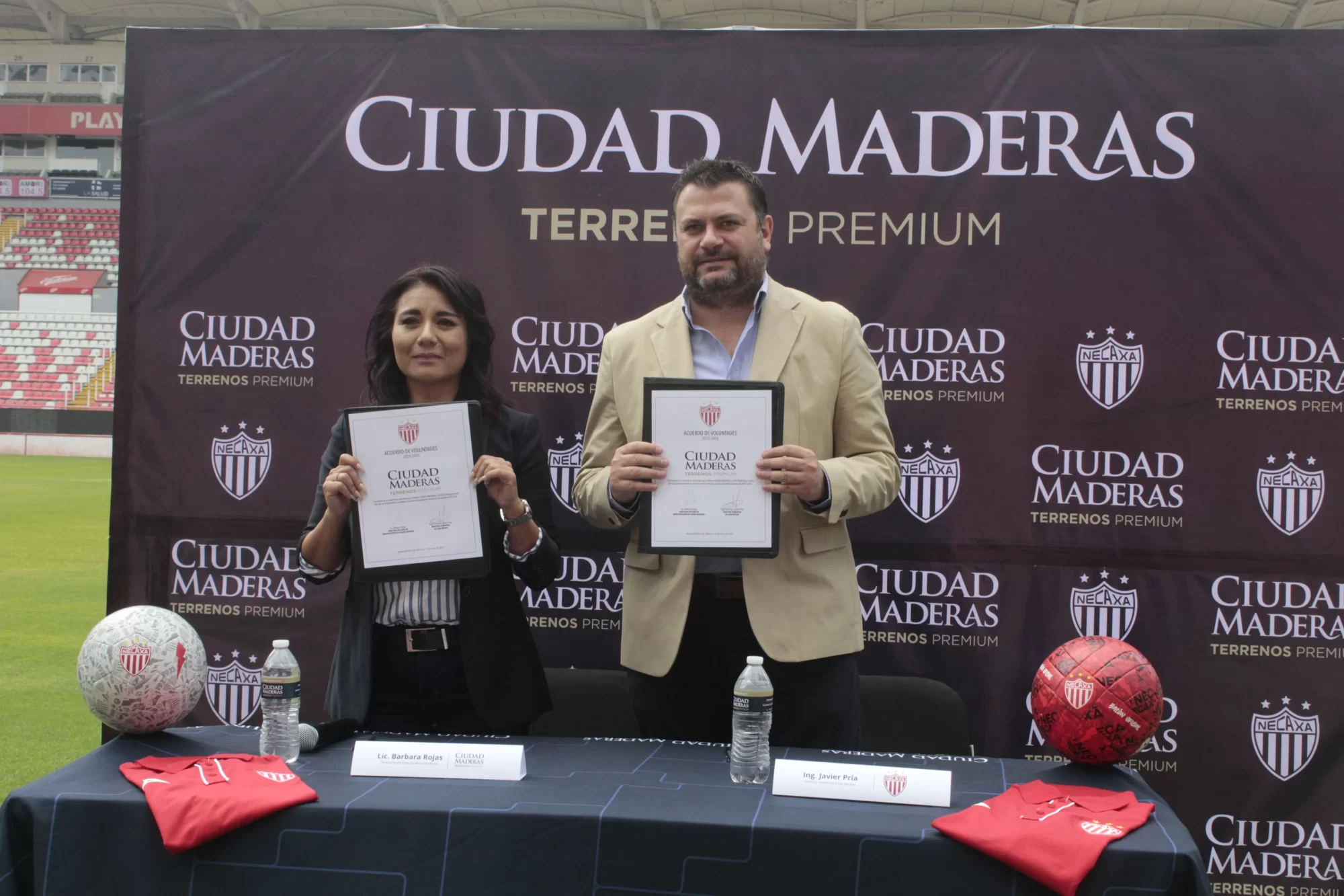 Barbara Rojas y Francisco Javier Pria mostraron el convenio debidamente firmado