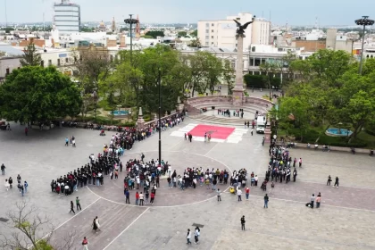El contingente de normalistas arribó a la plaza principal para conmemorar la represión de estudiantes del 2017