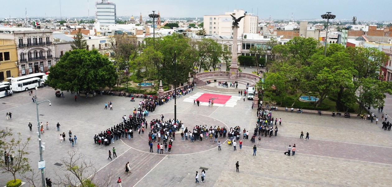 El contingente de normalistas arribó a la plaza principal para conmemorar la represión de estudiantes del 2017