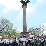 El grupo de manifestantes advirtió que con el tiempo la ciudadanía llegará a arrepentirse de haber votado y que ahora ya se está terminando la división de poderes
