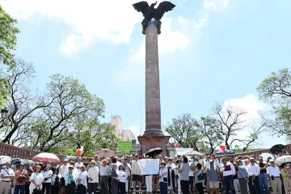 El grupo de manifestantes advirtió que con el tiempo la ciudadanía llegará a arrepentirse de haber votado y que ahora ya se está terminando la división de poderes