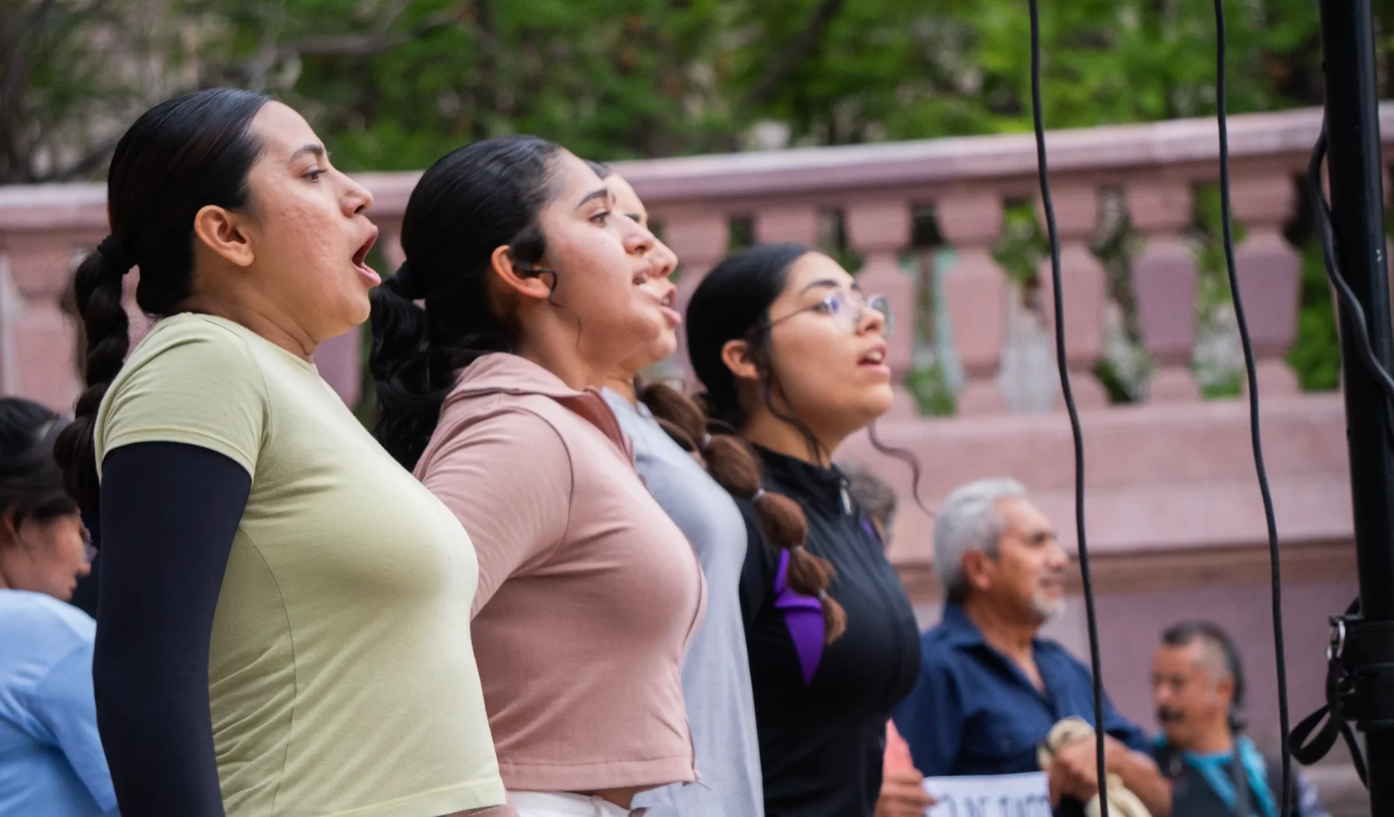 Formados en la plaza patria externaron sus inconformidades con el sistema gubernamental HD