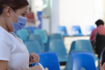 El hospital se especializa en áreas clave como ginecología, cirugía, pediatría y medicina interna; cuenta con una amplia gama de servicios médicos y quirúrgicos